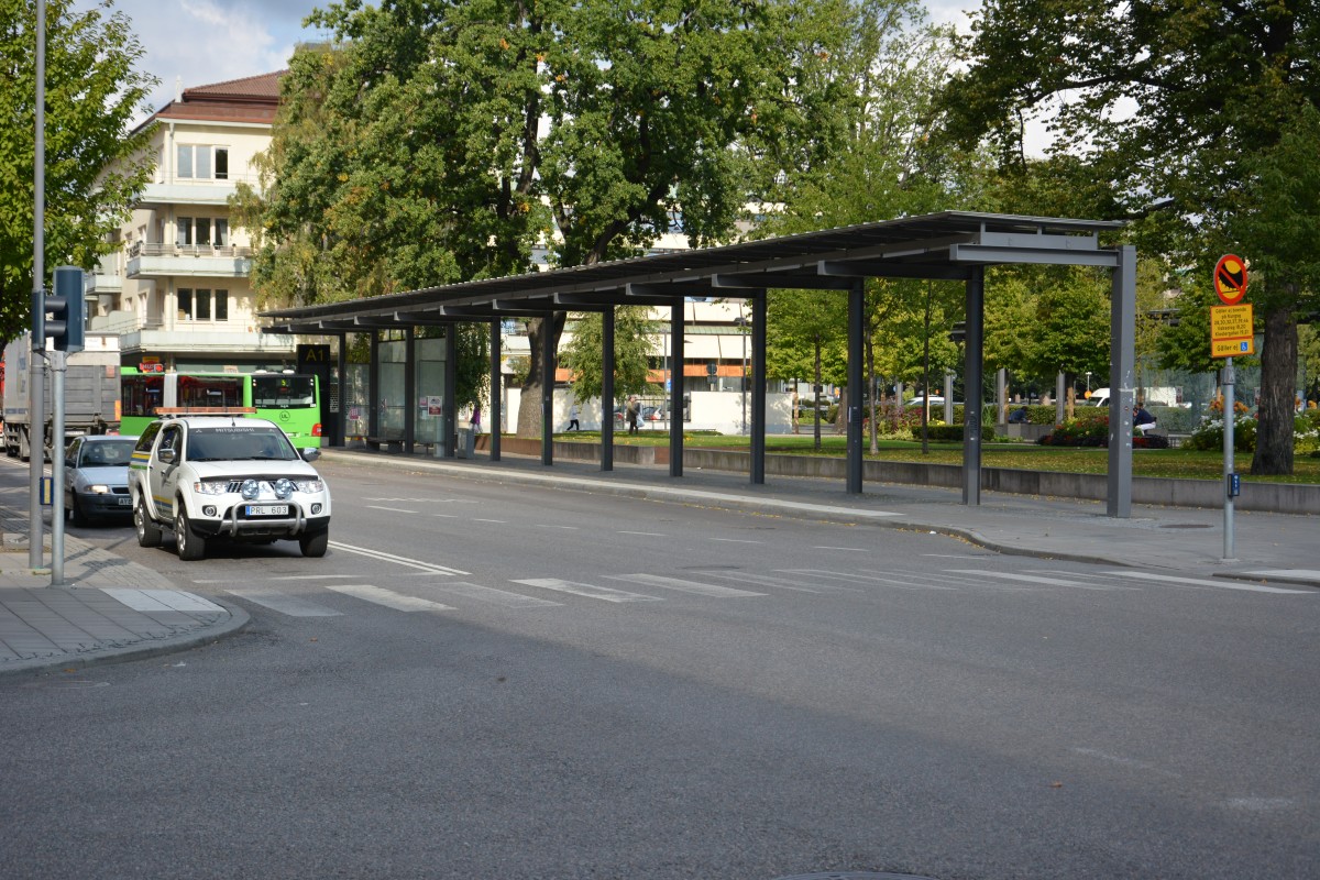 Eine der vielen Bushaltestellen am Busbahnhof Uppsala am 10.09.2014.