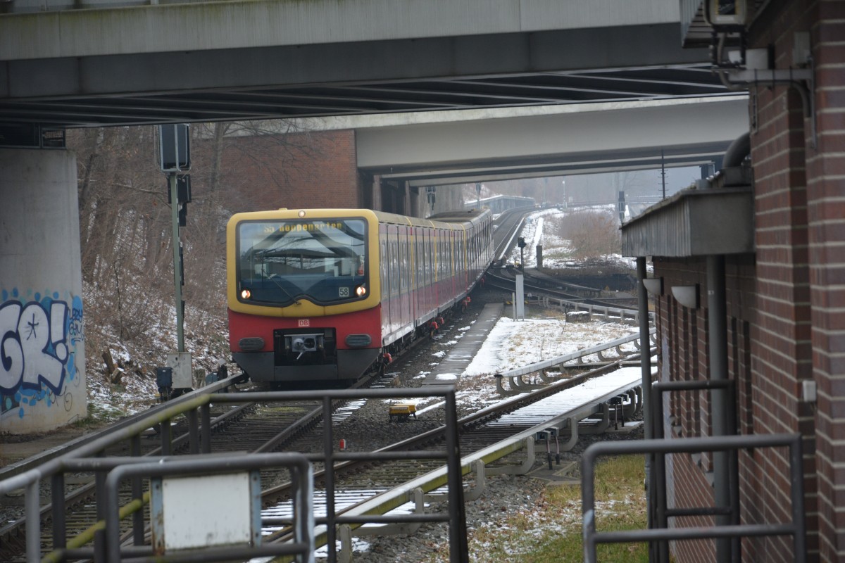 Einfahrt der BR 481 (S5 nach Hoppegarten) in den Bahnhof Berlin-Westkreuz. Aufgenommen am 07.02.2015.