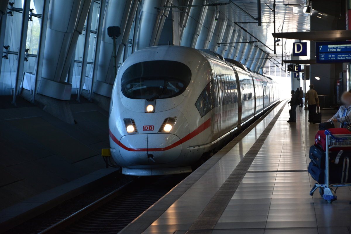 Einfahrt eines ICE 3 (BR 403) nach Essen Hauptbahnhof. Aufgenommen am 20.04.2016 / Frankfurt am Main Flughafen Fernbahnhof. 