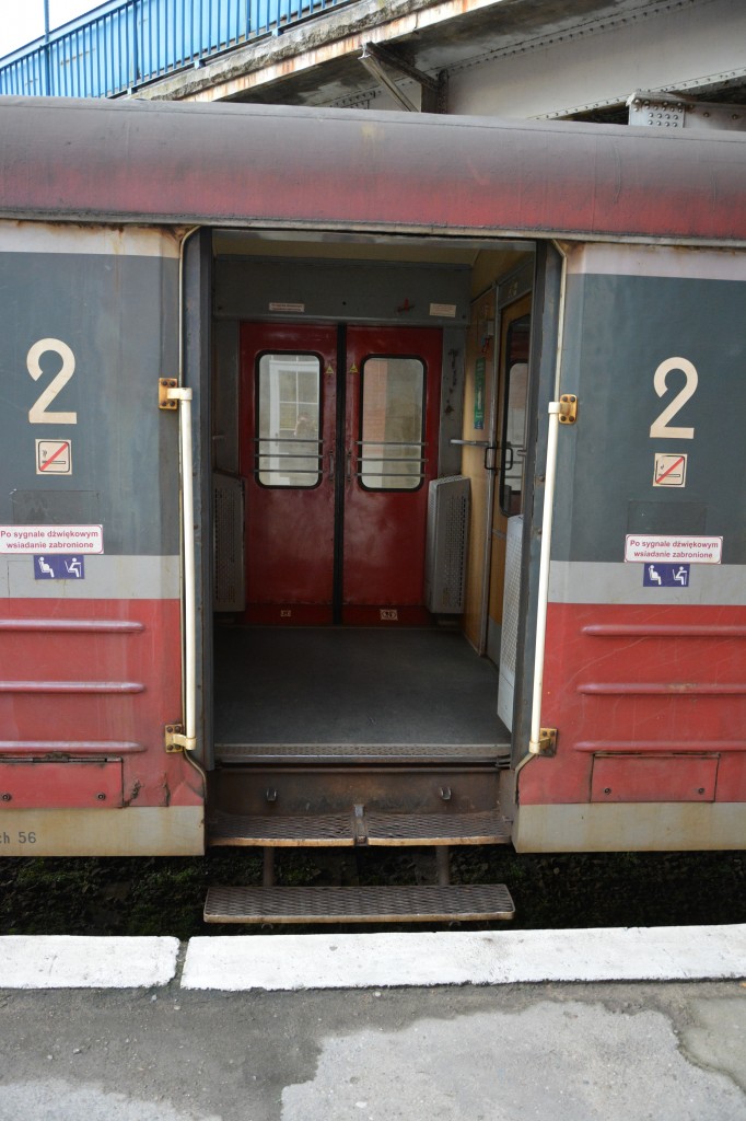 Einstiegsbereich vom EN57-908 (2121374-4) am 16.01.2015 in Kostrzyn nad Odrą.
