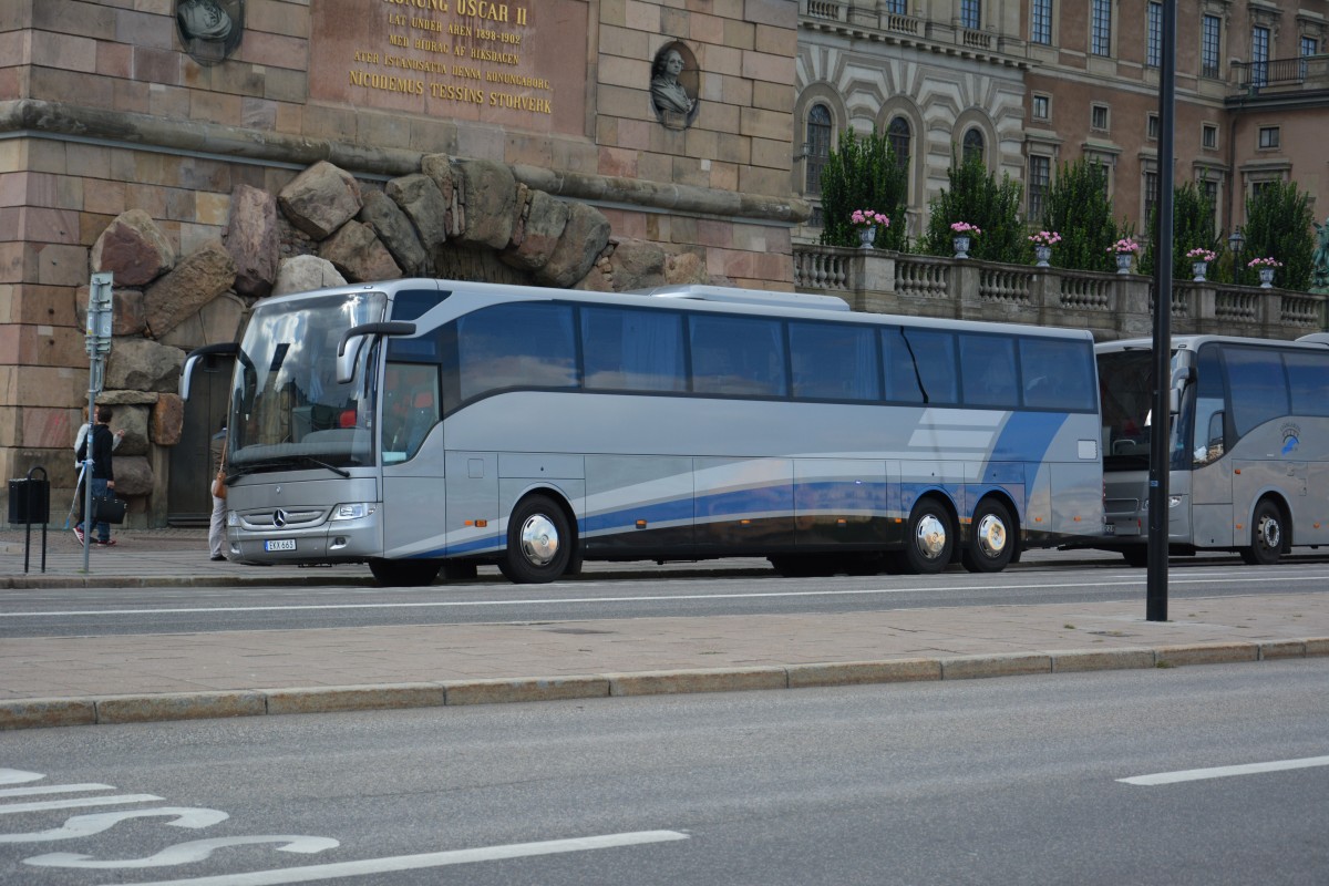 EKX 663 abgestellt am 16.09.2014 Skeppsbron Stockholm. Aufgenommen wurde ein Mercedes Benz Tourismo.