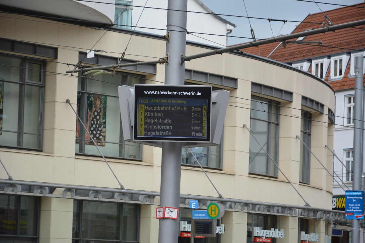 Elektronische Abfahrtstafel Schwerin Marienplatz. Aufgenommen am 01.06.2014.
