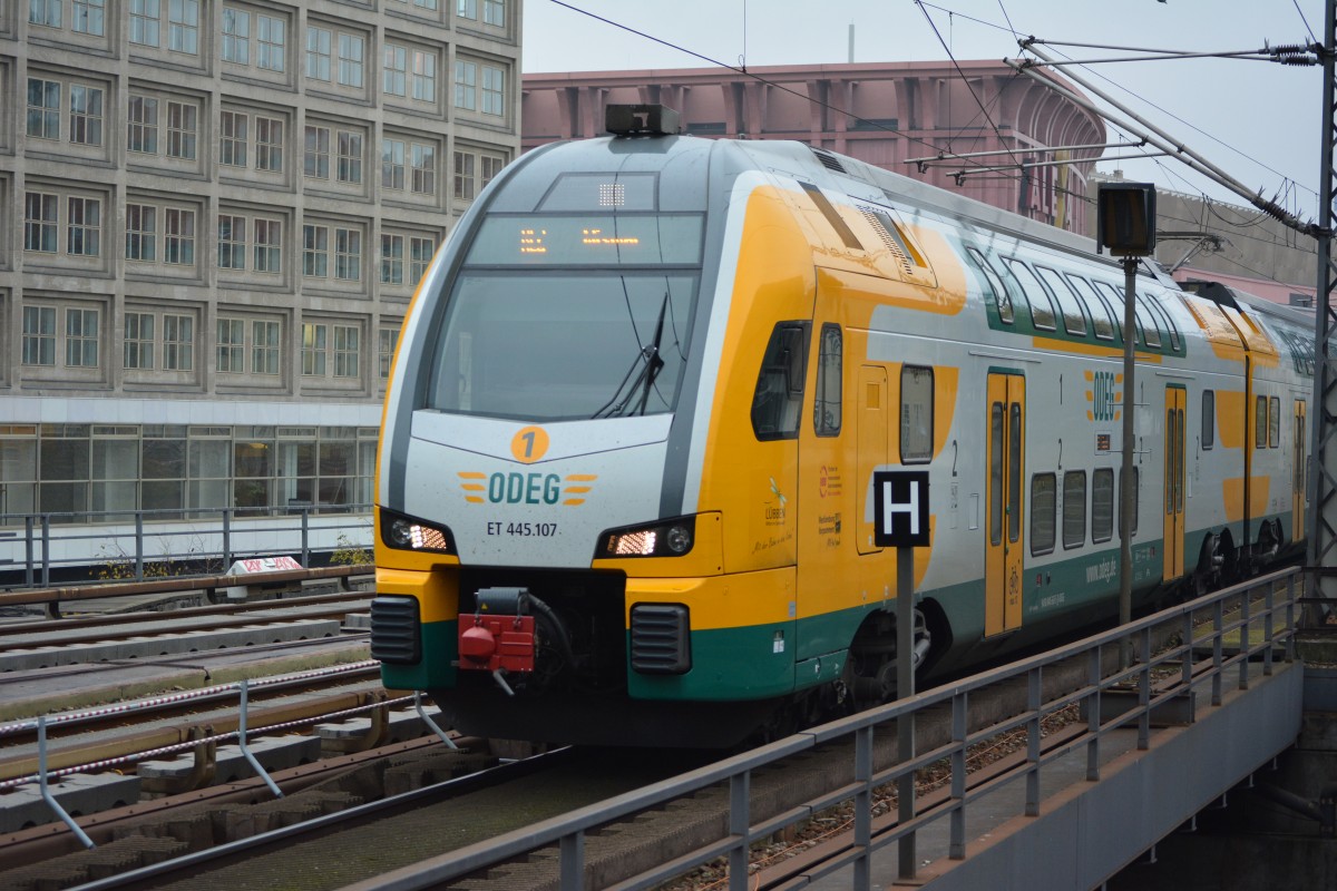 ET 445.107 hat am 30.10.2014 Einfahrt in den Bahnhof Berlin Alexanderplatz. 
