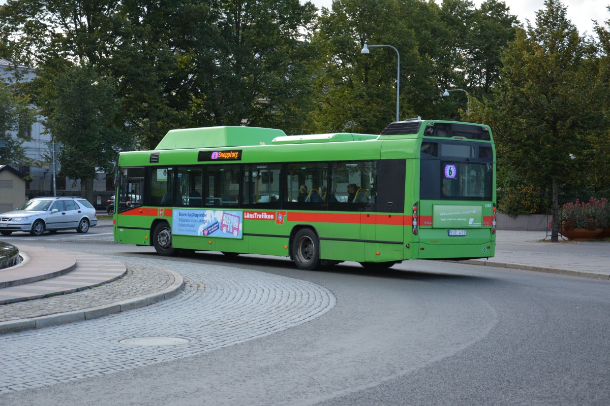 EUZ 411 (Volvo 7700 CNG) mitten in Eskilstuna am 17.09.2014.