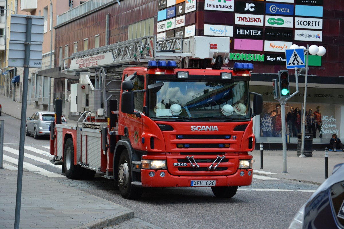Feuerwehr Typ Scania P340 mit dem Kennzeichen XEH 620 wurde gesehen am 13.09.2014 in der Innenstadt von Södertälje.