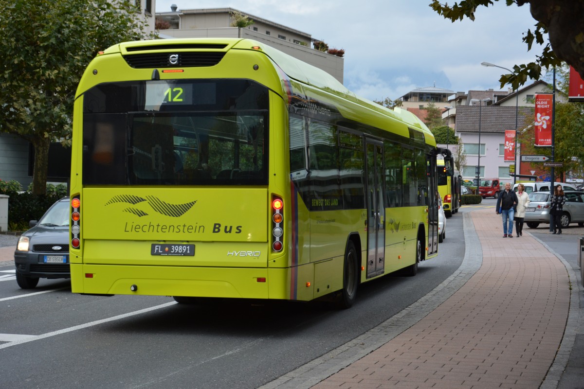 FL-39891 fährt am 08.10.2015 auf der Linie 12 nach Buchs (Schweiz). Aufgenommen wurde ein Volvo 7700 / Vaduz Aeulestrasse. 