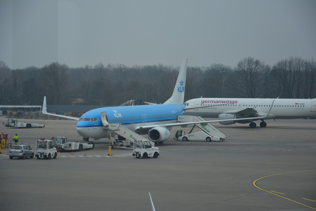 Flughafen Berlin Tegel (TXL) am 21.03.2015. Zu sehen ist eine Boeing 737  (737-8K2 / PH-BCE) und fliegt fr KLM. 