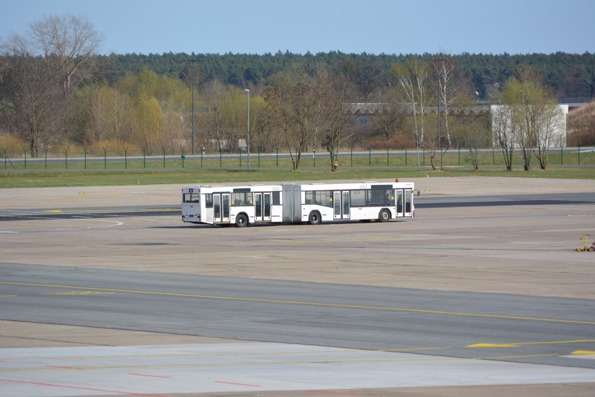 Flughafenbus am Flughafen Berlin Schönefeld. Aufgenommen am 12.04.2015.