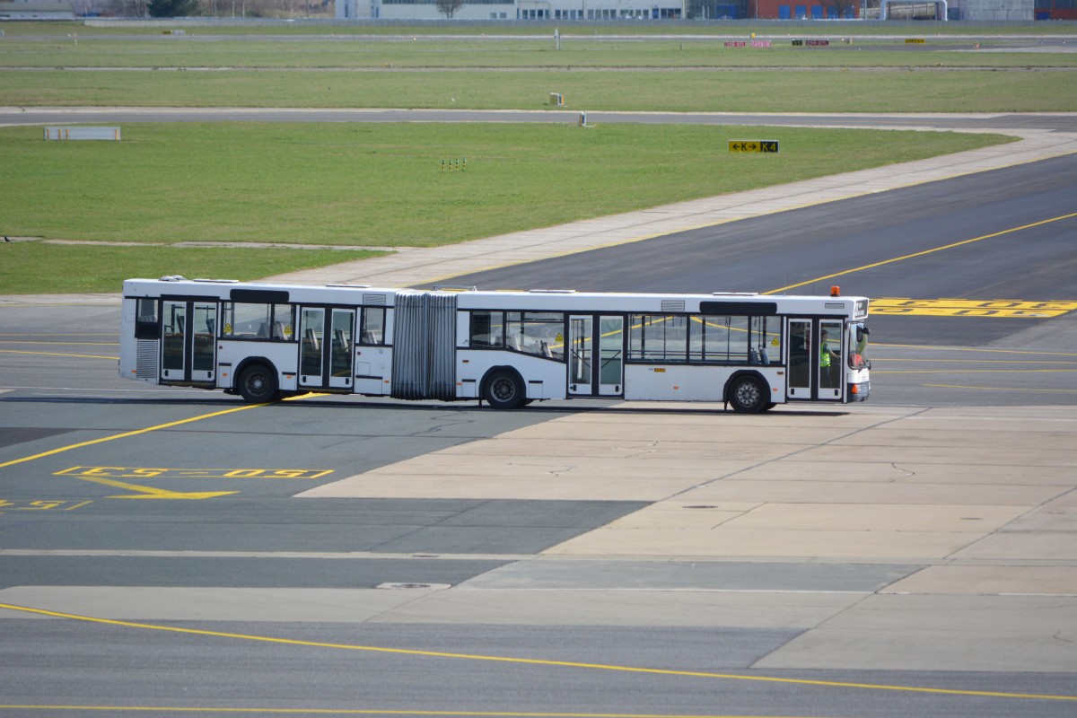 Flughafenbus am Flughafen Berlin Schönefeld. Aufgenommen am 12.04.2015.