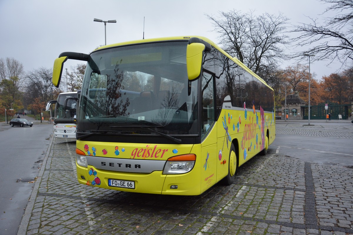 FO-GE 66 steht am 19.11.2014 auf dem Parklatz am Zoologischer Garten Berlin. Aufgenommen wurde ein Setra S 415 GT.