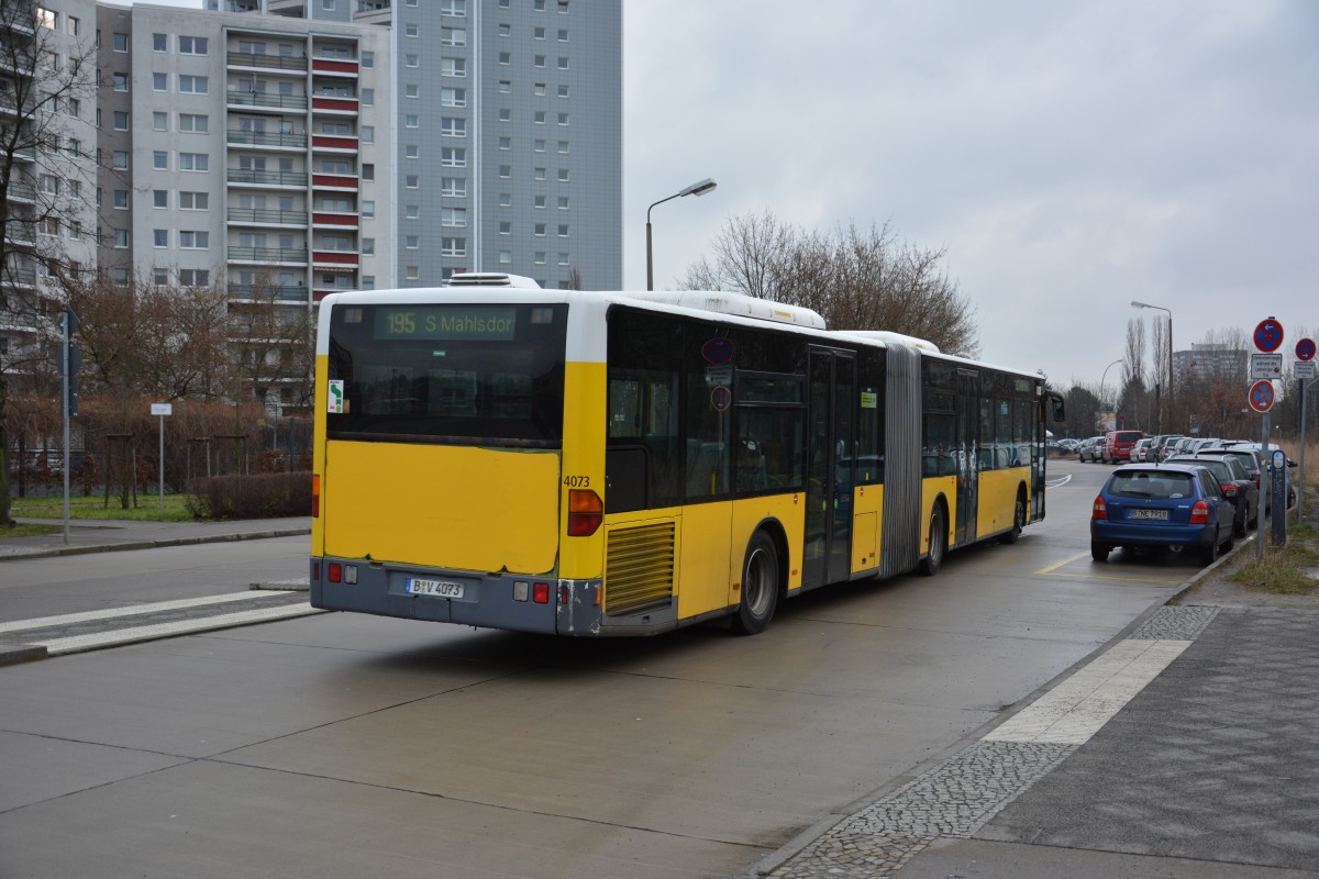 Gezeichnet vom Alltag auf den Straen von Berlin. B-V 4073 fhrt am 17.01.2015 auf der Linie 195 zum S-Bahnhof Mahlsdorf. Aufgenommen am S-Bahnhof Marzahn.