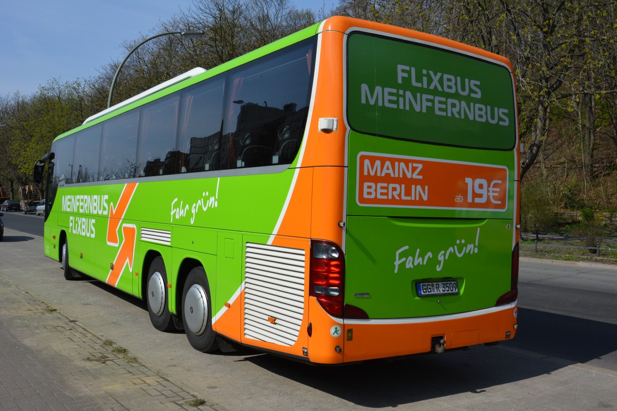 GG-R 3509 steht am 11.04.2015 an der Gustav-Meyer-Allee in Berlin. Aufgenommen wurde ein Setra S 416 GT-HD. 