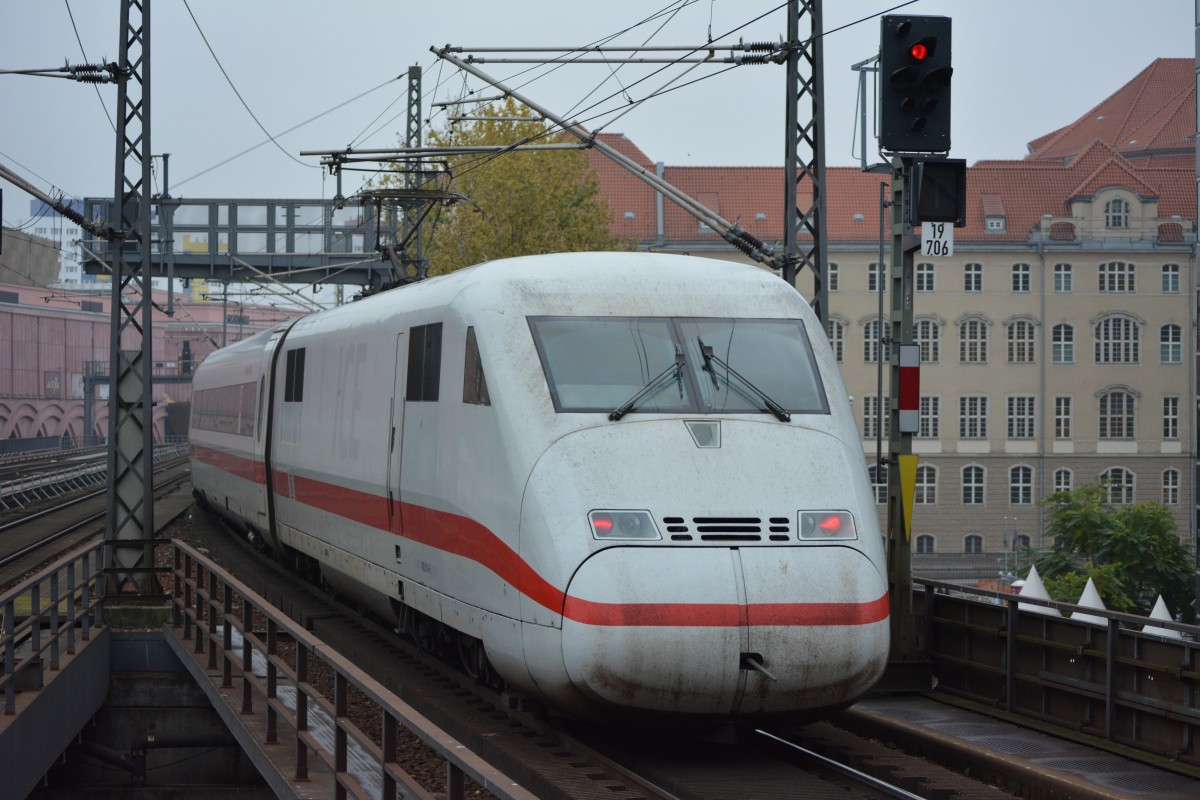 Gleich hat es dieser ICE 2 geschafft und ist am Berliner Ostbahnhof angekommen. Aufgenommen am 30.10.2014, ICE 543/553.
