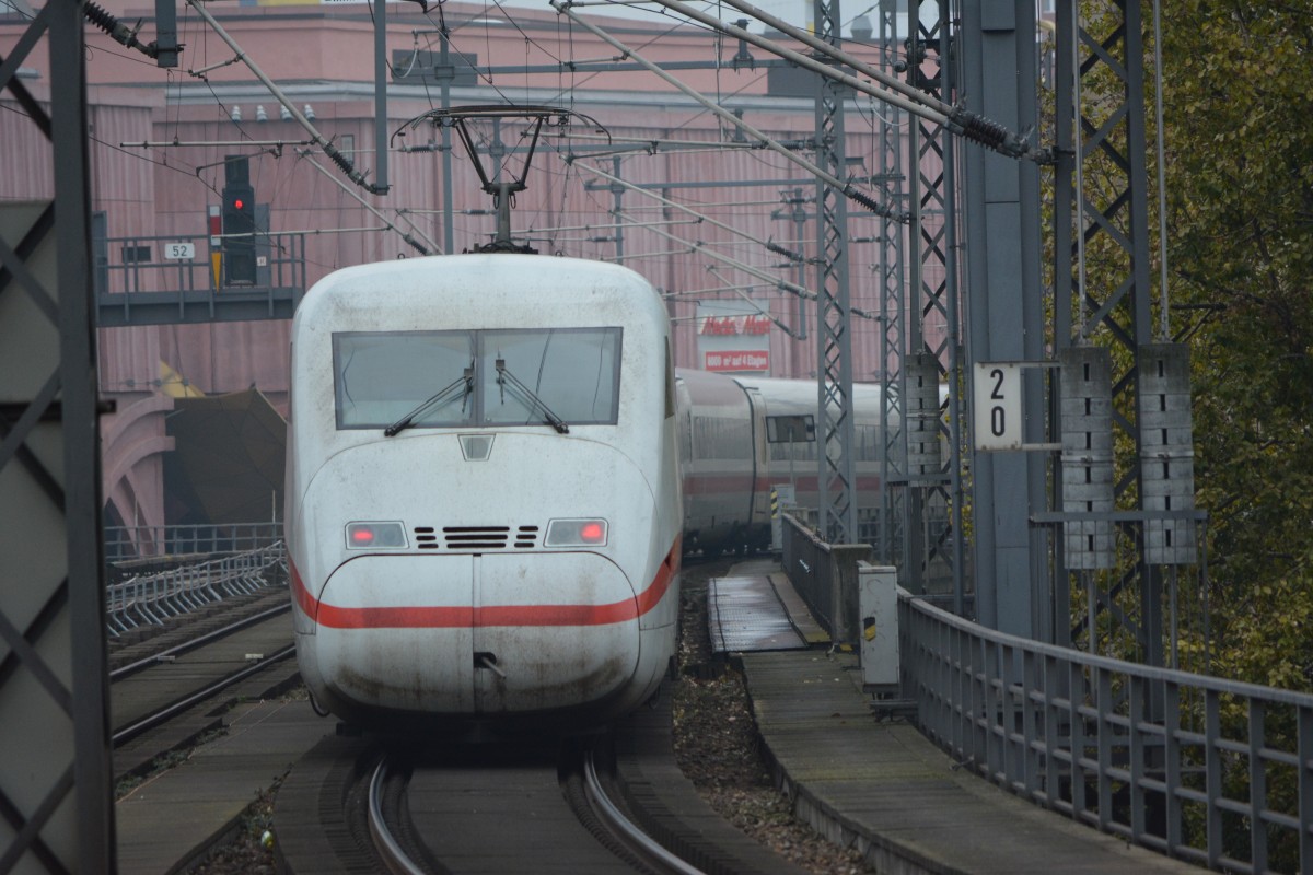 Gleich hat es dieser ICE 2 geschafft und ist am Berliner Ostbahnhof angekommen. Aufgenommen am 30.10.2014, ICE 543/553.