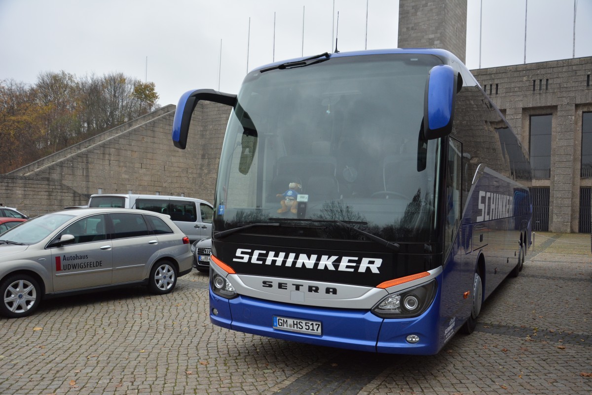 GM-HS 517 steht am 15.11.2014 an der Glockenturmstraße Berlin. Aufgenommen wurde ein Setra S 517 HD.
