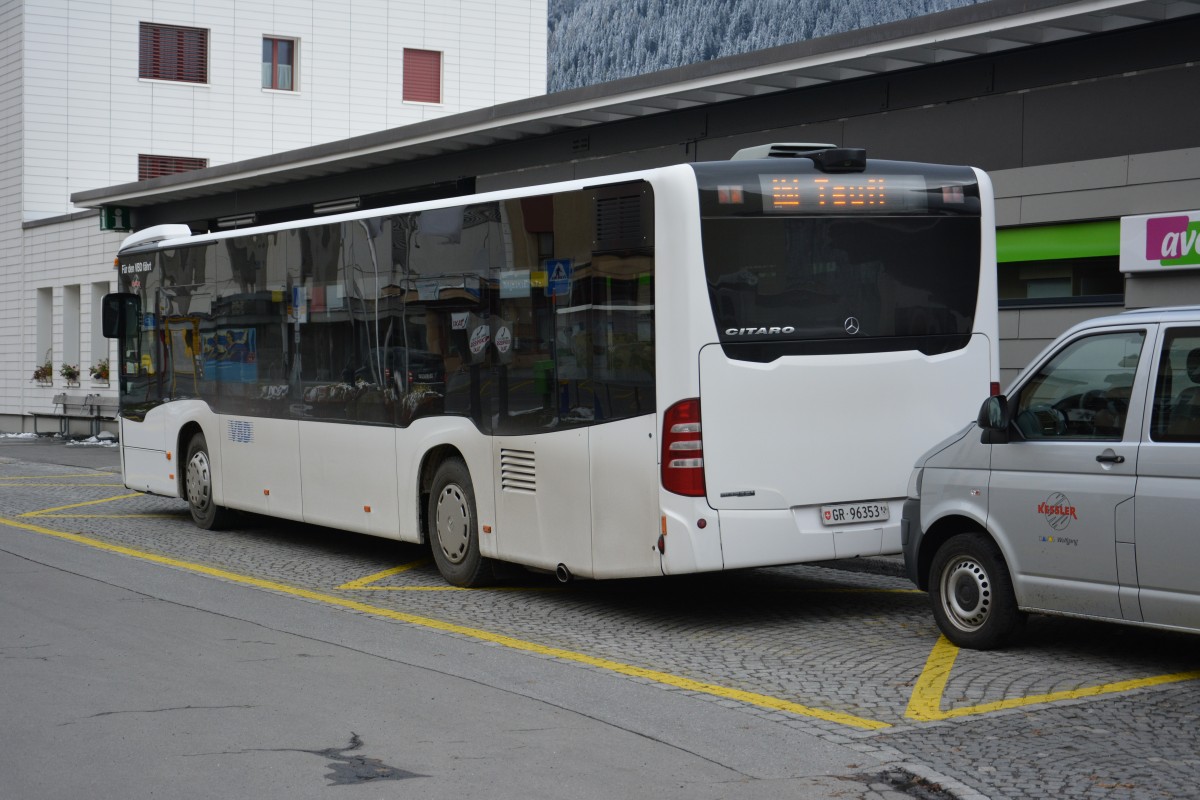 GR-96353 steht am 15.10.2015 am Bahnhof Davos Dorf. Aufgenommen wurde ein Mercedes Benz Citaro der 2. Generation.