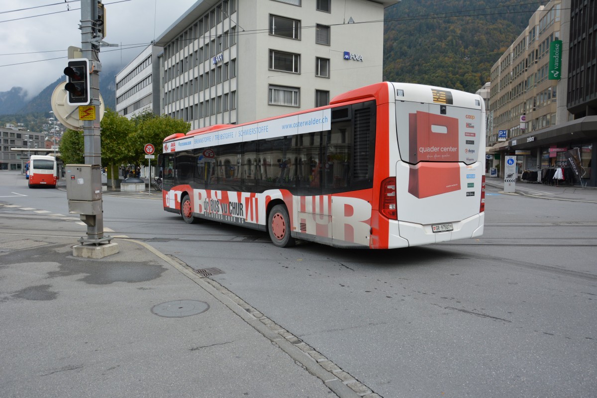 GR-97507 fährt am 16.10.2015 auf der Linie 2 durch Chur. Aufgenommen wurde ein Mercedes Benz Citaro der 2. Generation.
