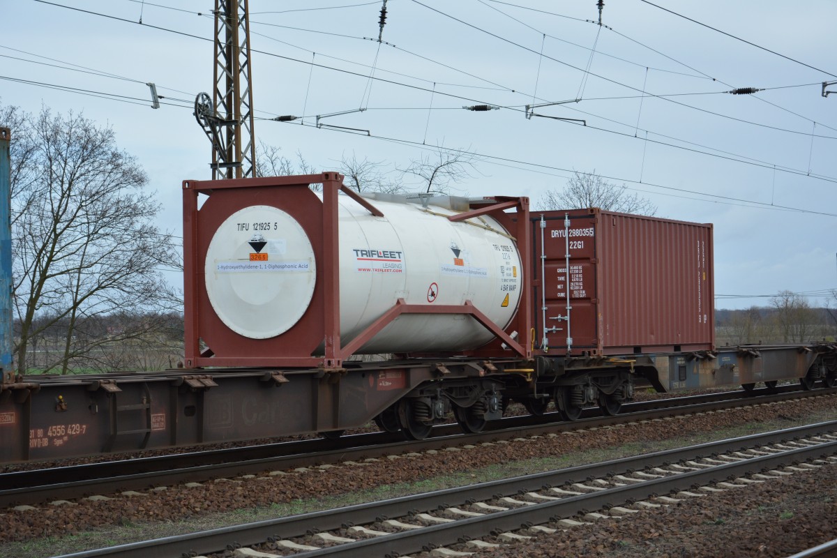 Güterwagen vom Güterzug in Richtung Seddin. Aufgenommen am 01.04.2015 / Bahnhof Saarmund. 