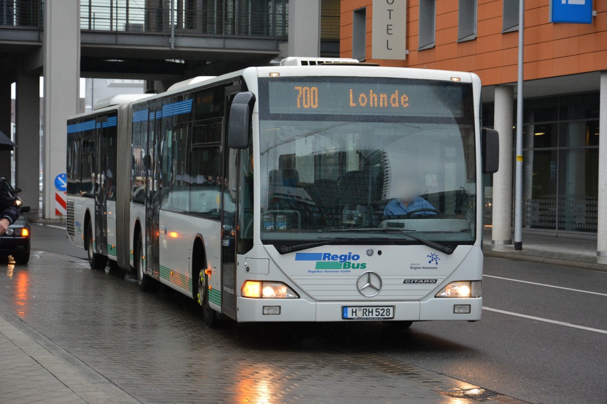H-RH 528 (Mercedes Benz O530 ) auf der Linie 700 nach Lohnde. Aufgenommen am 07.10.2014.
