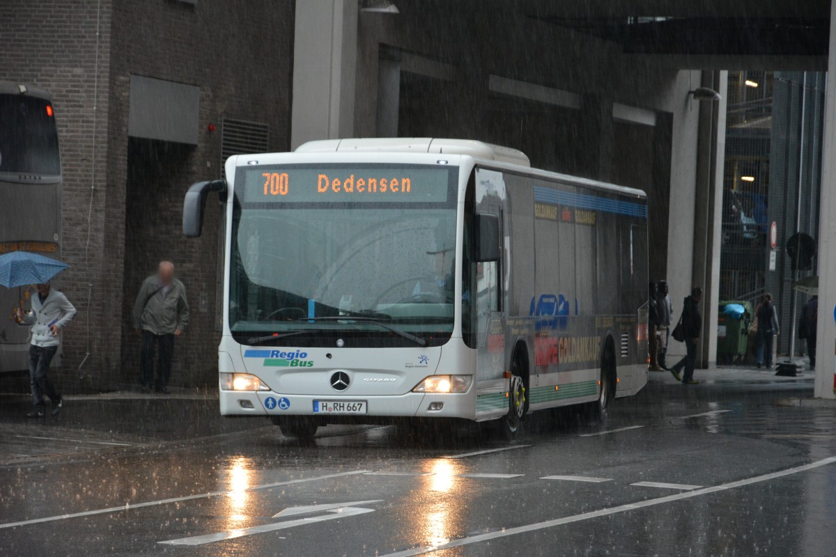 H-RH 667 (Mercedes Benz O530) unterwegs bei Regen auf der Linie 700 nach Dedensen. Aufgenommen 07.10.2014 Hannover ZOB. 