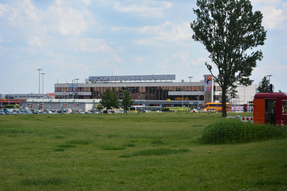 Hauptgebäude des Flughafen Schönefeld (SXF). Aufgenommen am 04.06.2016. 