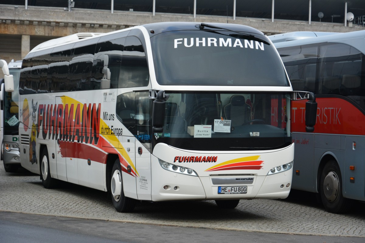 HE-FU 800 (Neoplan Cityliner) steht am 24.01.2015 in Berlin Coubertinplatz.