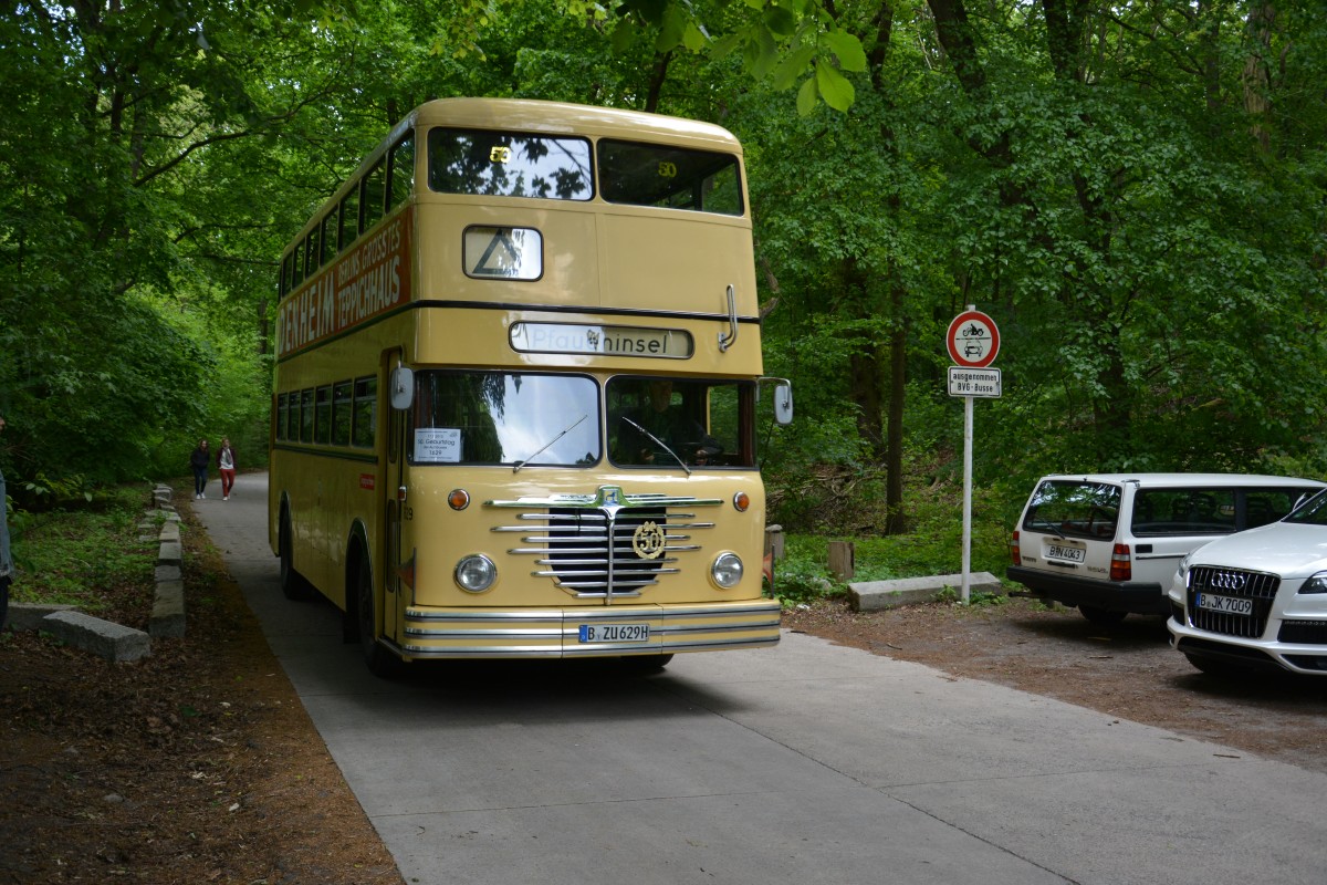 Heute (17.05.2015) vor 50 Jahren wurde dieser Büssing D2U (B-ZU 629H) das erste mal zugelassen. Aufgrund dessen fährt dieser Bus auf der Linie 218. Aufgenommen an der Pfaueninselchaussee Berlin.