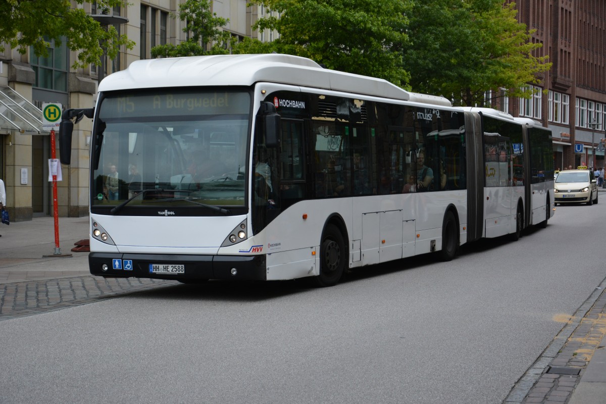 HH-HE 2588 ist am 11.07.2015 auf der Linie M5 in Hamburg unterwegs. Aufgenommen wurde ein VanHool AGG 300 / Hamburg Mönckebergstraße. 