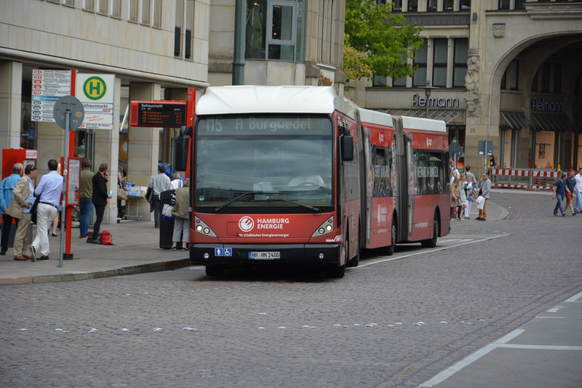 HH-HN 2400 ist am 11.07.2015 auf der Linie M5 in Hamburg unterwegs. Aufgenommen wurde ein VanHool AGG 300 / Hamburg Rathausmarkt.
