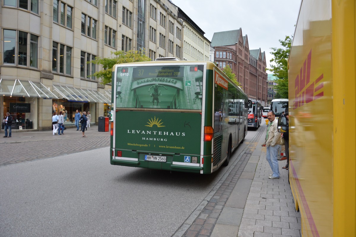 HH-HN 2560 ist am 11.07.2015 auf der Linie 37 in Hamburg unterwegs. Aufgenommen wurde ein Mercedes Benz Citaro / Hamburg Mönckebergstraße. 