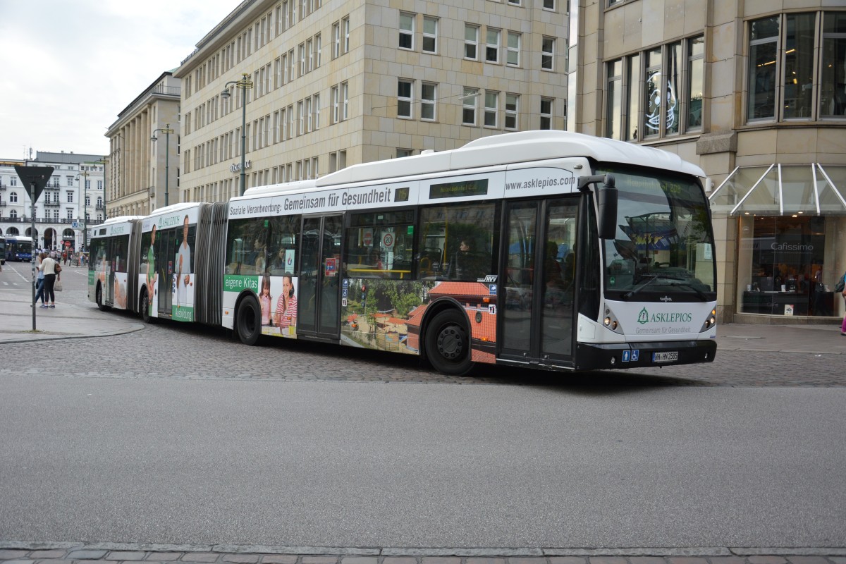 HH-HN 2585 fährt am 11.07.2015 auf der Linie M5. Aufgenommen wurde ein VanHool AGG 300 / Hochbahn / Hamburg Rathausmarkt. 