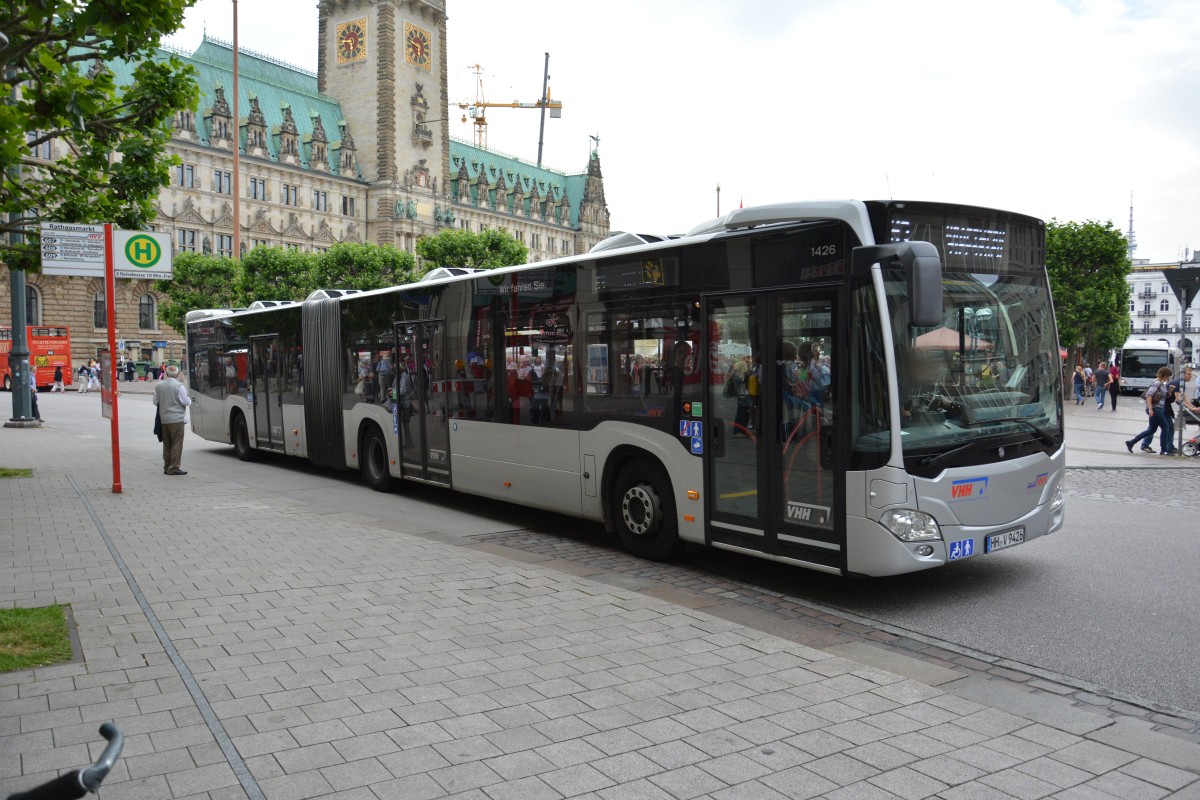 HH-V 9426 fährt am 11.07.2015 auf der Linie M3. Aufgenommen wurde ein Mercedes Benz Citaro der 2. Generation / VHH / Hamburg Rathausmarkt.
