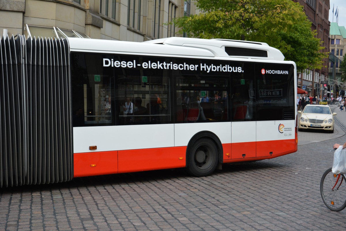 HH-YB 1153 ist am 11.07.2015 auf der Linie 109 unterwegs. Aufgenommen wurde ein Mercedes Benz Citaro Facelift Hybrid / Hamburg Rathausmarkt.
