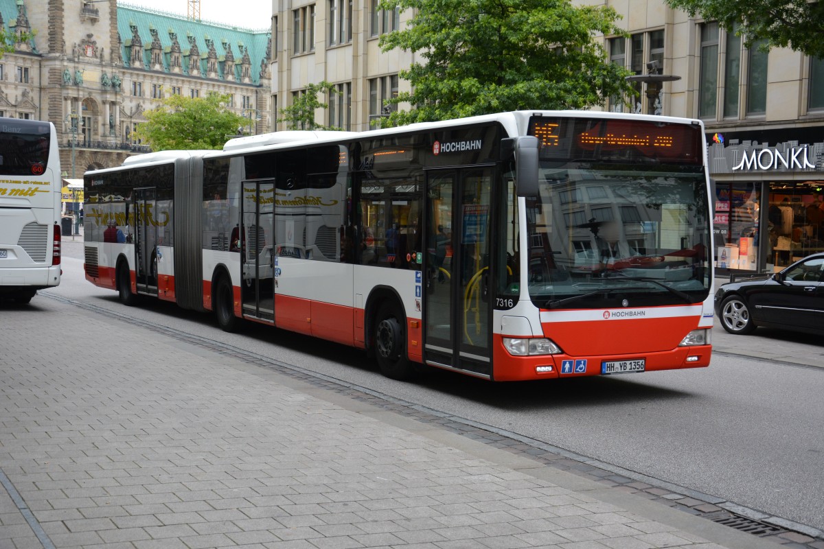 HH-YB 1356 (Mercedes Benz Citaro Facelift / Hochbahn) fährt am 11.07.2015 auf der Linie M5. Aufgenommen an der Mönckebergstraße in Hamburg. 