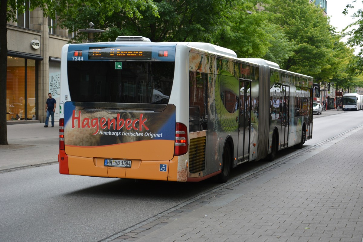 HH-YB 1384 (Mercedes Benz Citaro Facelift / Hochbahn) fährt am 11.07.2015 auf der Linie M6. Aufgenommen an der Mönckebergstraße in Hamburg. 