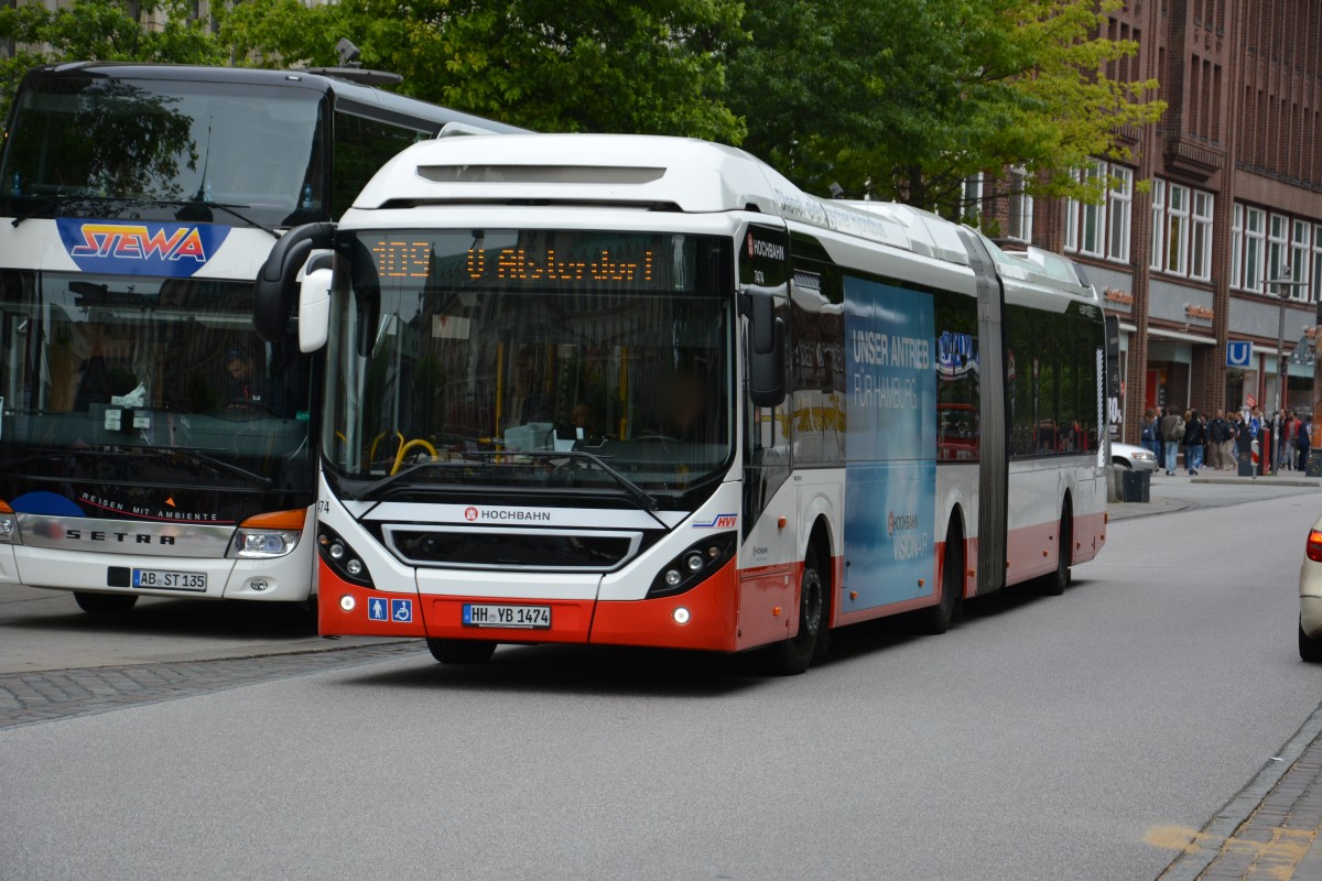 HH-YB 1474 (Volvo 7900 Hybrid / Hochbahn) fährt am 11.07.2015 auf der Linie 109. Aufgenommen am Rathausmarkt in Hamburg.
