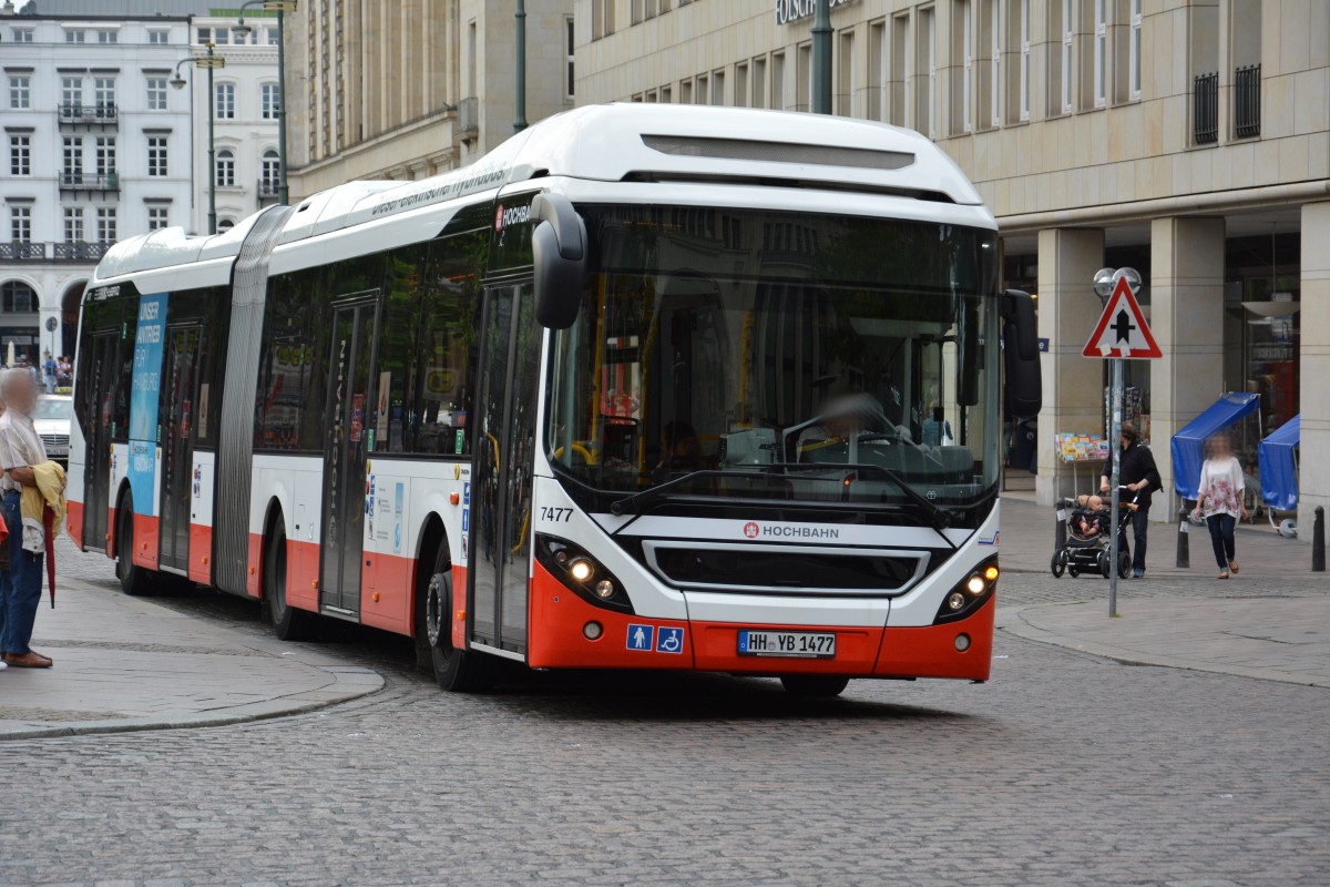 HH-YB 1477 fhrt am 11.07.2015 auf der Linie 109. Aufgenommen wurde ein Volvo 7900 Hybrid Gelenkbus / Hochbahn / Hamburg Rathausmarkt.
