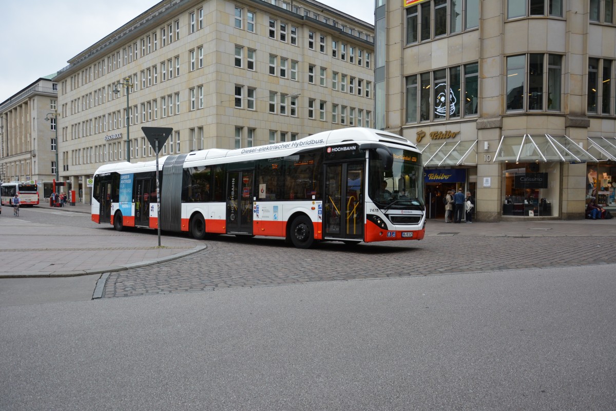 HH-YB 1478 ist am 11.07.2015 auf der Linie 109 in Hamburg unterwegs. Aufgenommen wurde ein Volvo 7900 Hybrid Gelenkbus / Hamburg Mönckebergstraße. 