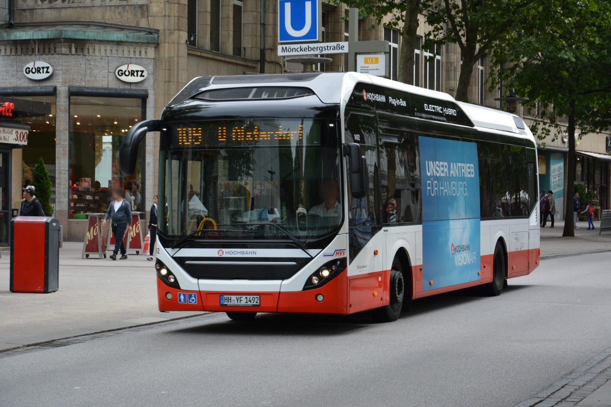HH-YF 1492 (Volvo 7900 / Hochbahn) fährt am 11.07.2015 auf der Linie 109. Aufgenommen an der Mönckebergstraße in Hamburg. 