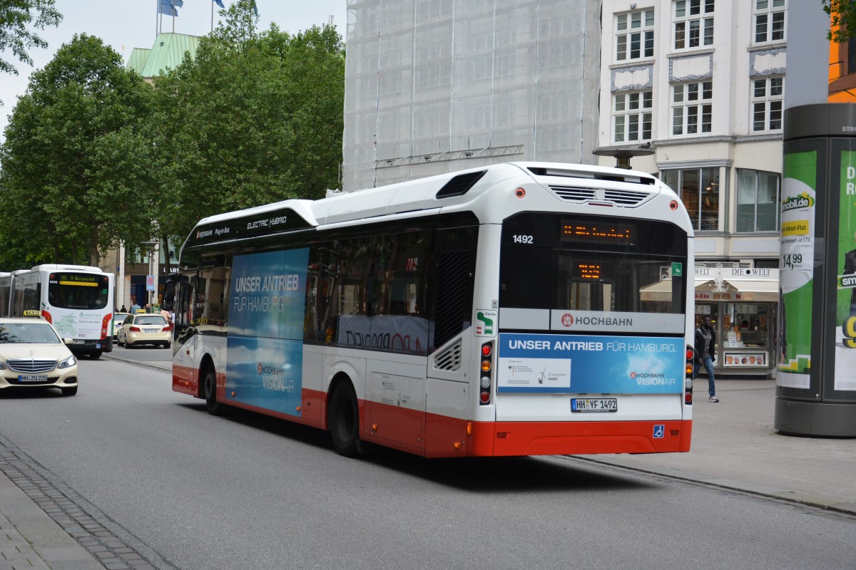 HH-YF 1492 (Volvo 7900 / Hochbahn) fährt am 11.07.2015 auf der Linie 109. Aufgenommen an der Mönckebergstraße in Hamburg. 