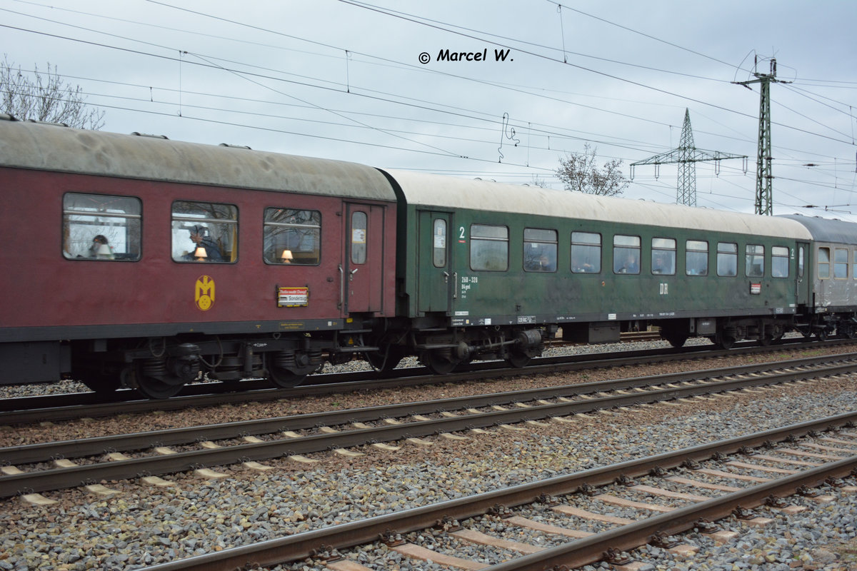 Historischer Wagen an einen Sonderzug nach Potsdam. Aufgenommen am 11.12.2016 Bahnhof Saarmund. 