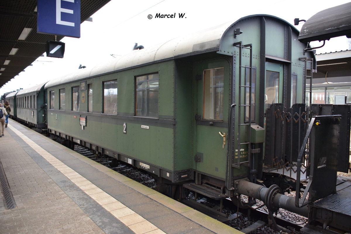 Historischer Wagen an einen Sonderzug nach Potsdam. Aufgenommen am 11.12.2016 Bahnhof Potsdam Hauptbahnhof. 