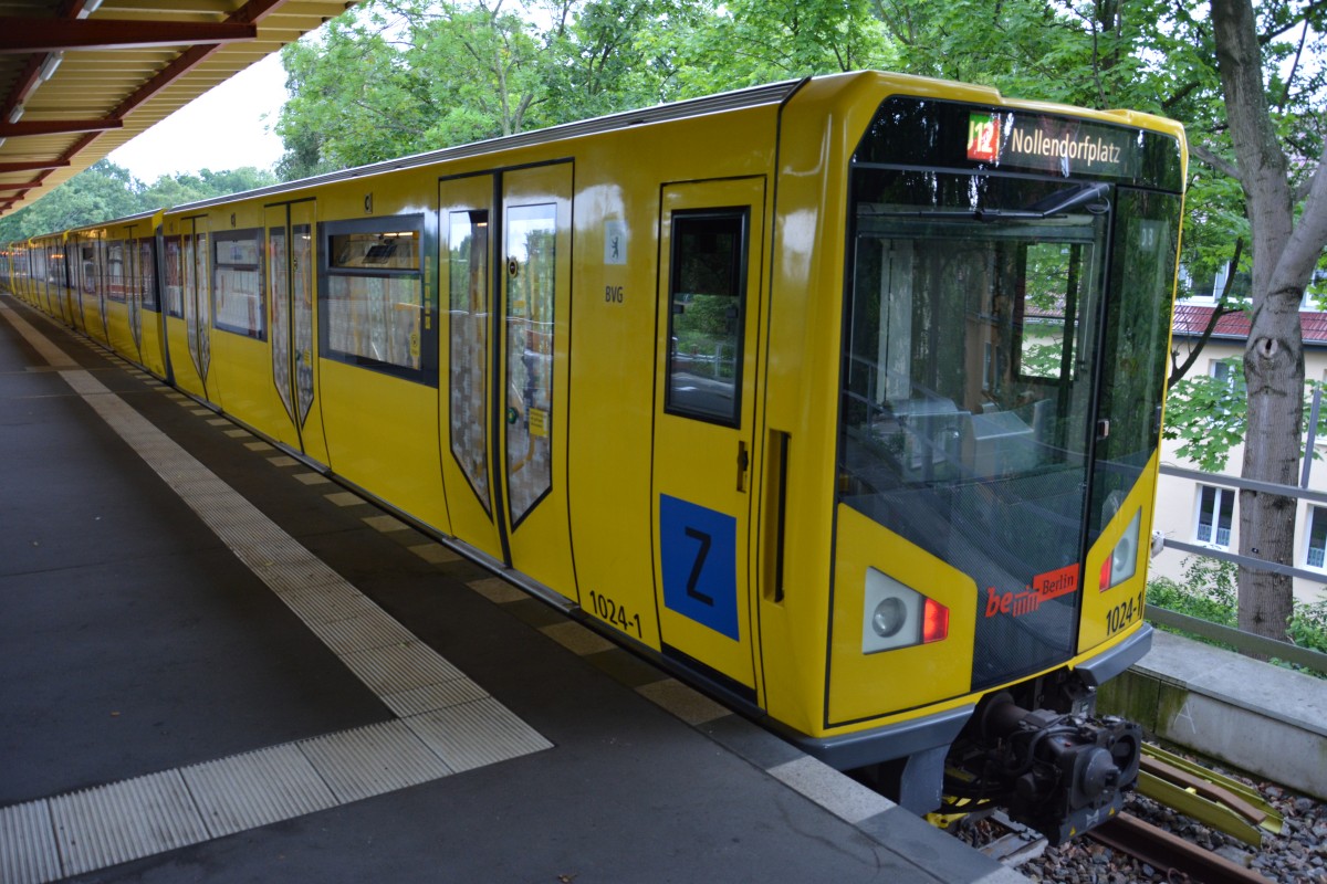 HK06 Triebzugnummer 1024-1 auf der Linie U12 unterwegs. Aufgenommen am 19.07.2015 am U-Bahnhof Ruhleben.