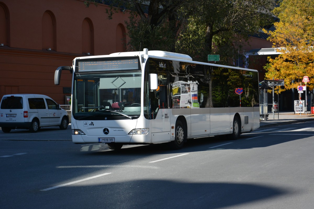 I-618IVB fhrt am 12.10.2015 durch Innsbruck. Aufgenommen wurde ein Mercedes Benz Citaro Facelift.