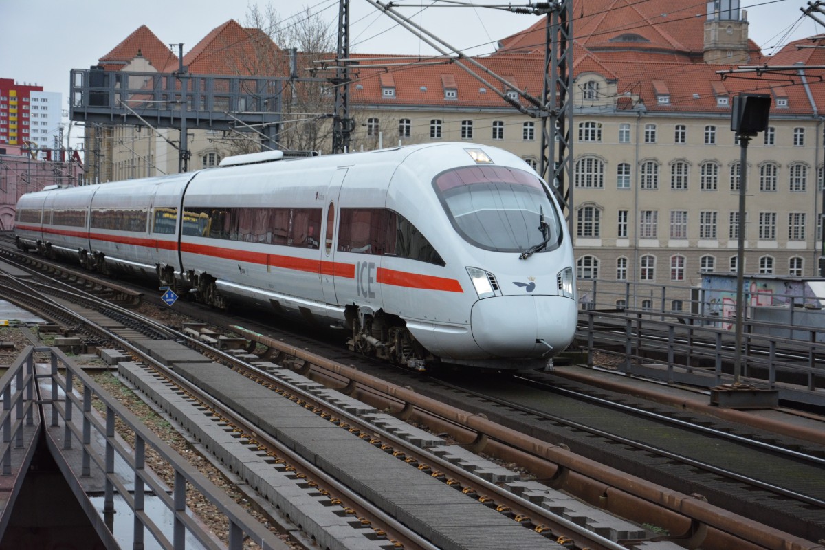 ICE BR 605 fährt als ICE 35/380 bis Hamburg und dann getrennt weiter nach Kopenhagen und Aarhus. Aufgenommen am 24.12.2014 bei der Durchfahrt Berlin Alexanderplatz.

