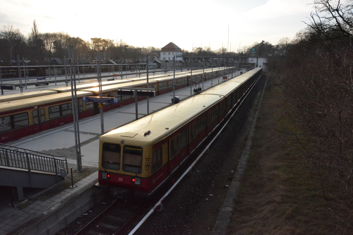 In der Abendsonne vom 18.01.2015 steht diese Berliner S-Bahn (BR 485) abgestellt am Bahnhof Olympiastadion. 