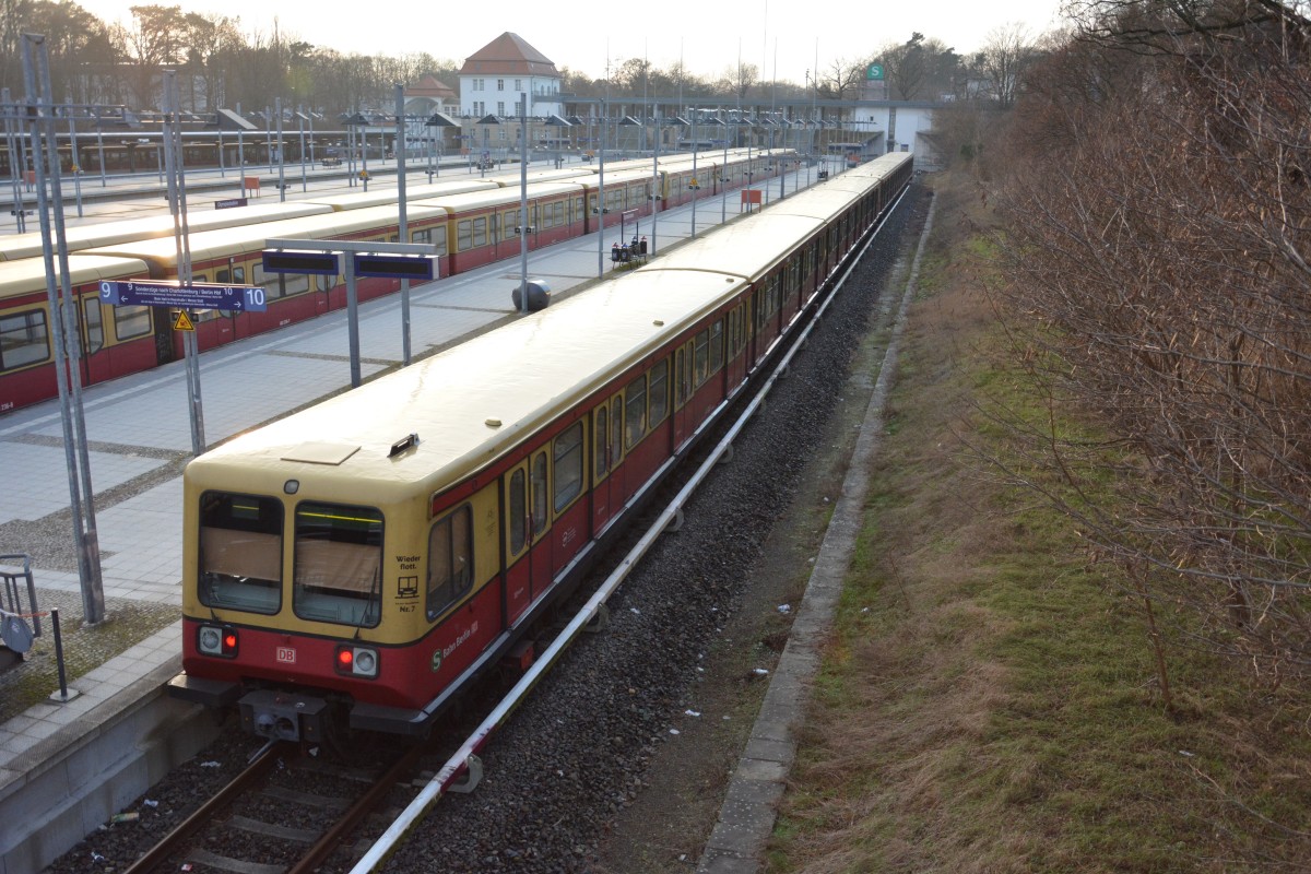 In der Abendsonne vom 18.01.2015 steht diese Berliner S-Bahn (BR 485) abgestellt am Bahnhof Olympiastadion. 
