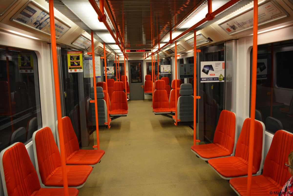 Innenraum einer U-Bahn in Prag (Typ M1). Aufgenommen am 25.08.2018.