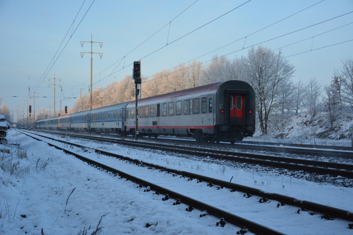 InterCity 2070 gezogen von der BR 101 (101 092-5) bei der Durchfahrt Diedersdorf am 27.12.2014. Am Schluss und in der Mitte sind optisch ÖBB-Wagen vorhanden. Aber diese Wagen gehören zur CD (České dráhy).