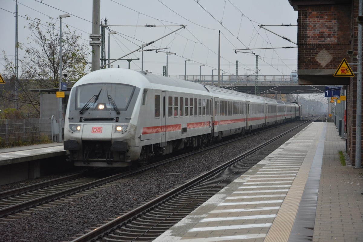 InterCity 2208 (geschoben von 101 019-8) aus Mnchen bei der Durchfahrt Grobeeren am 19.11.2014.